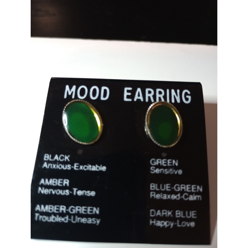 Vintage Mood Earrings Color Change Thermochromic Oval Gold Tone Pierced Studs